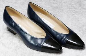 Etienne Aigner Vintage Ann Marie Navy and Black Toe Cap Pumps Womens Size 8.5